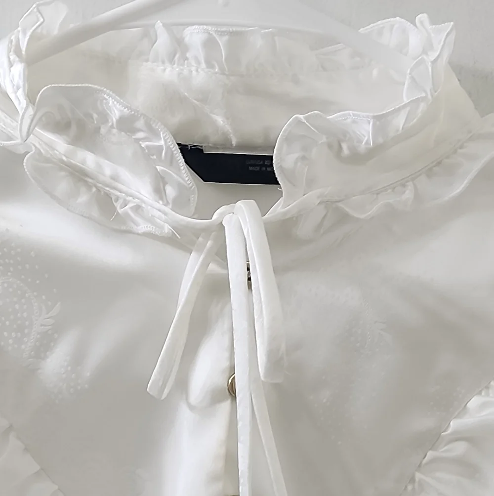 New Zara Women's White Ruffled Tie-Neck Blouse, Size‎ Extra Small.